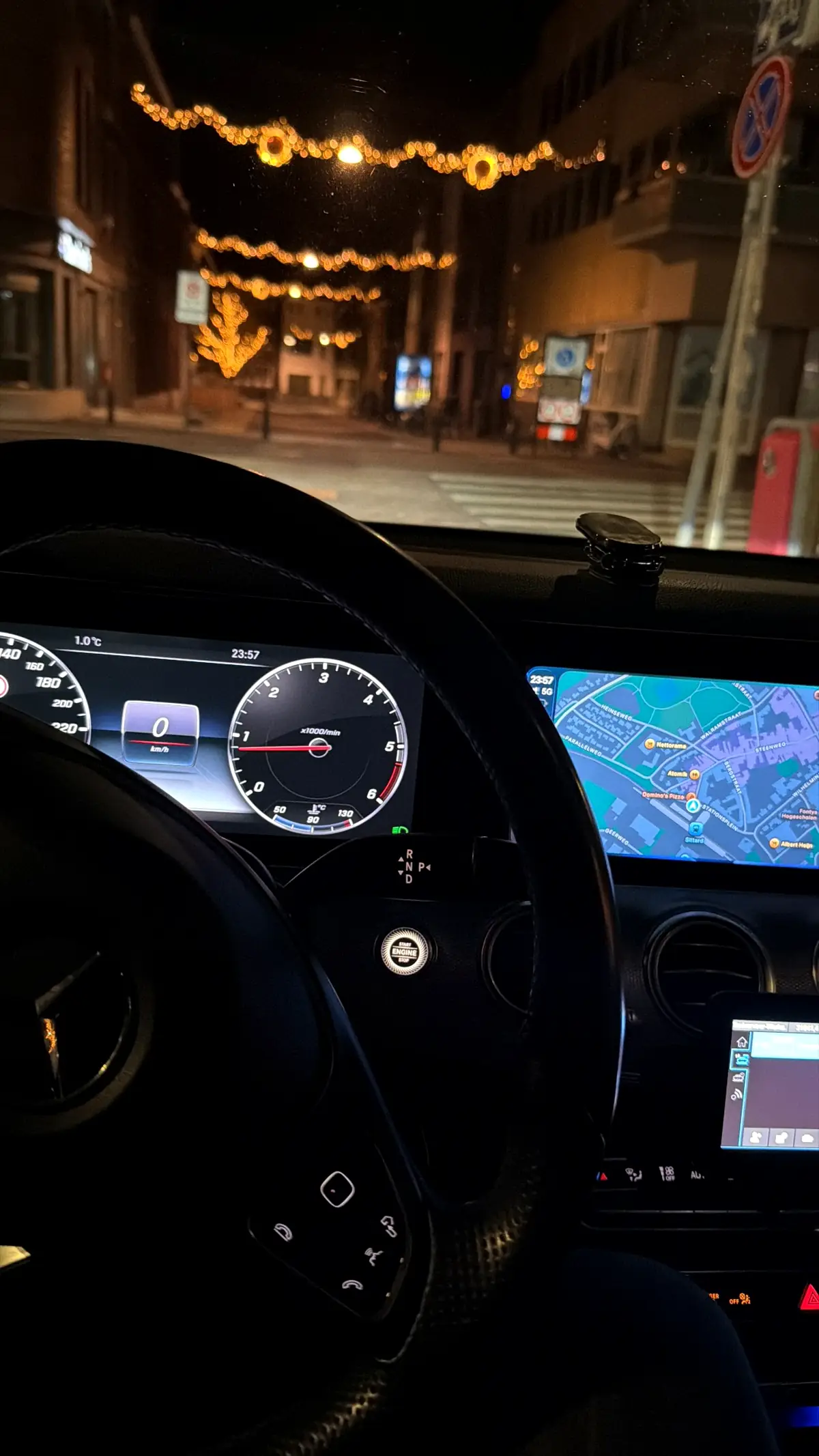 Interieur van de Mercedes-Benz van Taxi Road tijdens een avondrit